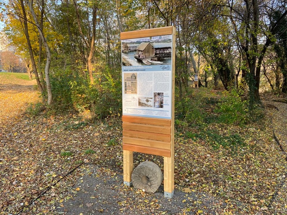 05	Jedna z troch tabúľ náučného chodníka Seredské lodné mlyny – zabudnutá história